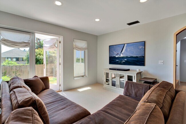 Building Photo - Beautiful 4 Bedroom 3 Bath Lower Riviera C...