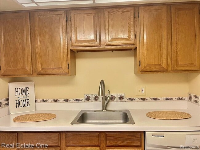 Building Photo - 688 E Fox Hills Dr