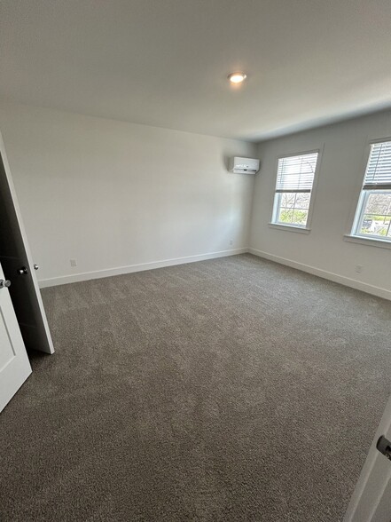 Building Photo - 326B Mulberry Ter