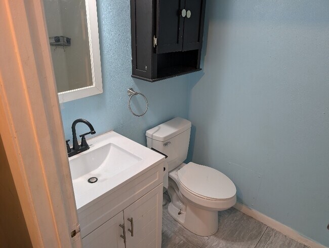 Building Photo - 731 Cave St