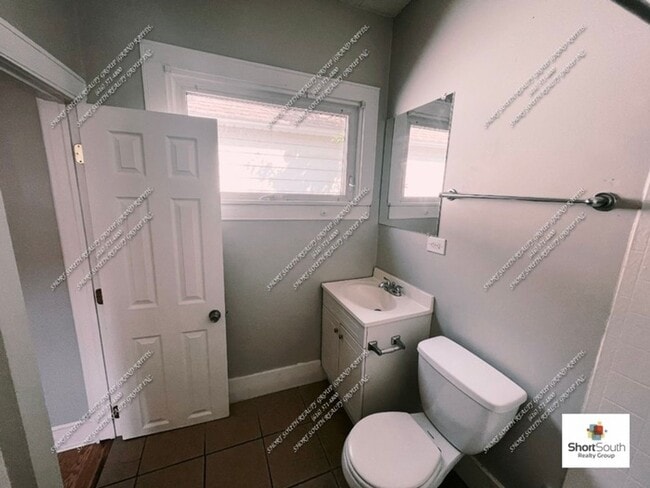 Building Photo - 4 bed 1 bath Single Family Home