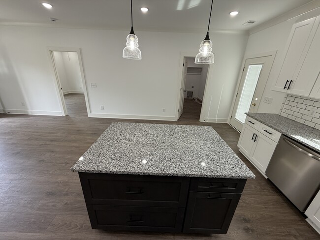 Building Photo - 1009 W Main St