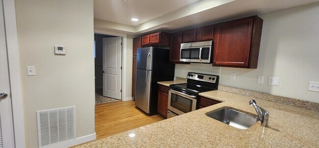 Building Photo - 20 Pond St