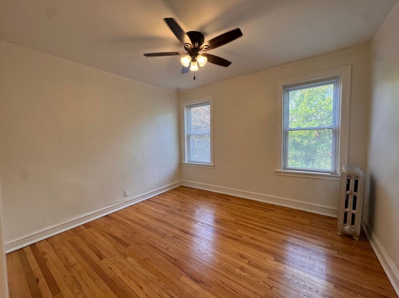 Building Photo - 6422 N Greenview Ave