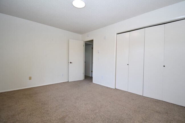 Building Photo - Top floor apartment! Close to MSU and downtown!