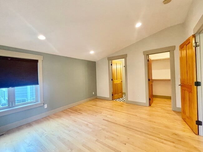 Building Photo - AVAILABLE NOW 3 BD 3.5 BA Townhome in Fremont