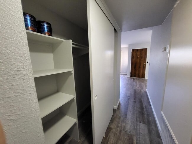 Building Photo - SUPER CLEAN & CUTE 2 BED 2 BATH