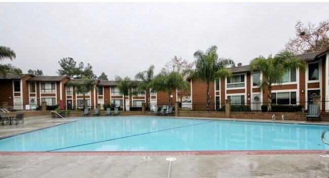 Building Photo - 2 bedroom 1.5 bath condo in Cedar Glen