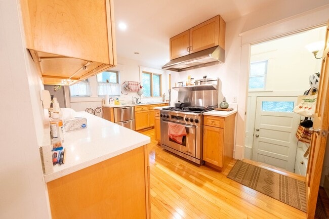 Building Photo - 6 Month Lease: 2 BED / 2.5 BATH HOUSE CLOS...