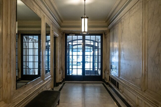 Building Photo - 305 W 72nd St