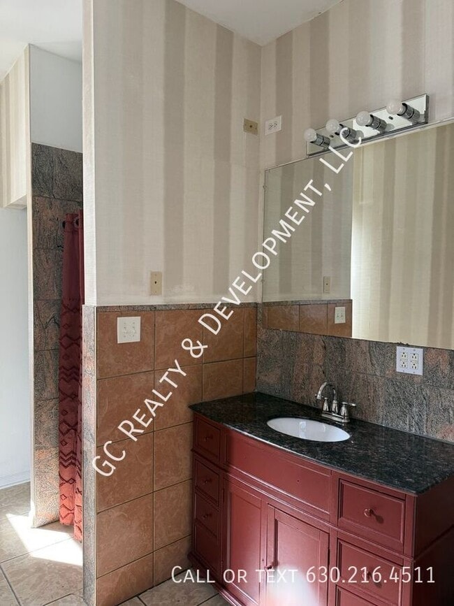 Building Photo - 5816 S Michigan-Unit 2