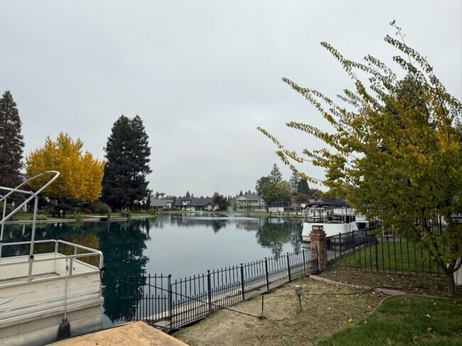 Building Photo - Spacious NW 2 story home locate in The Lakes available soon!