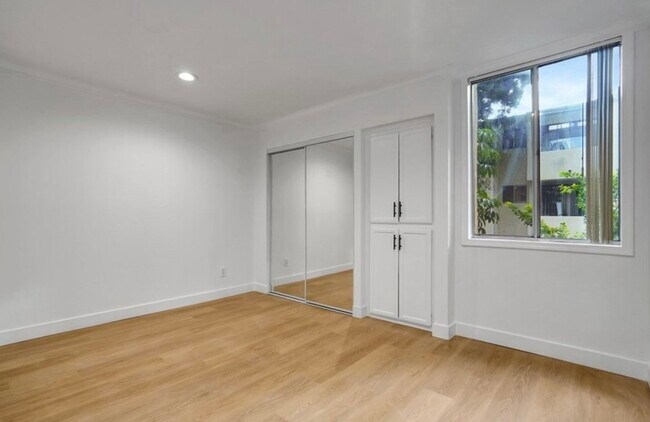 Building Photo - 5325 Newcastle Ave