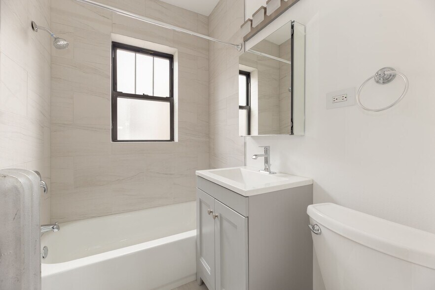 Building Photo - 4826 N Wolcott Ave