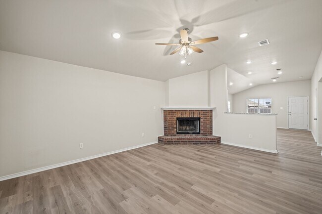 Building Photo - Large 3/2/2 in Frenship ISD!
