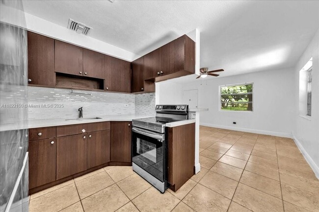 Building Photo - 6221 SW 35th St