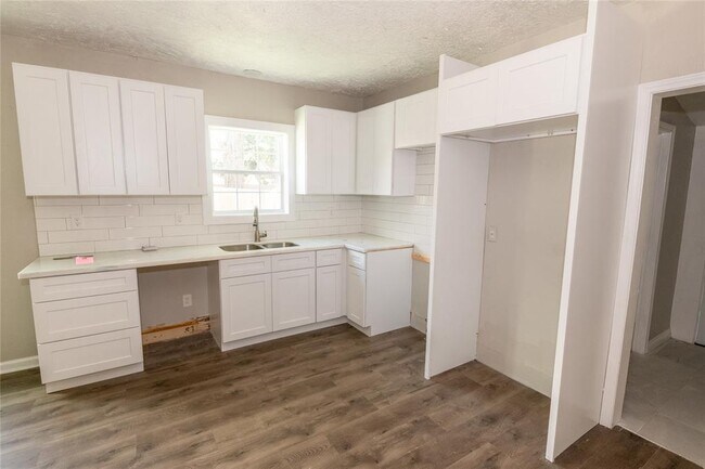 Building Photo - 200 W James Ave