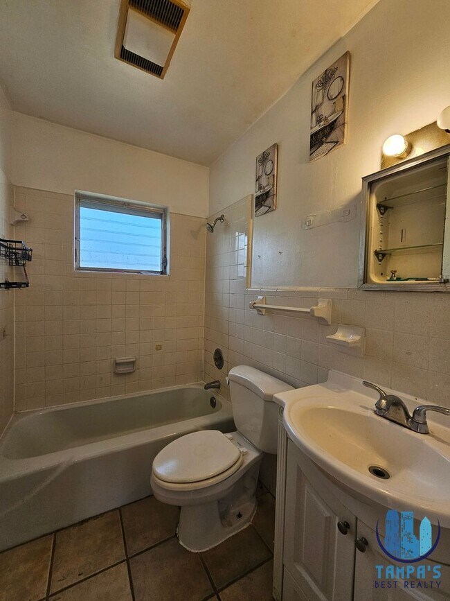 Building Photo - 4 Bedroom, 3 Bath HOUSE with a detached 1 Bedroom and 1 bath in Lakeland *MOVE-IN SPECIAL*