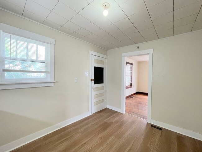 Building Photo - Large 1 bedroom home