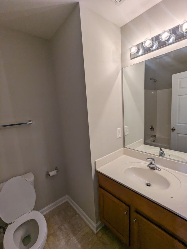 Building Photo - Townhome Close to I-485 and Shopping/Restaraunts