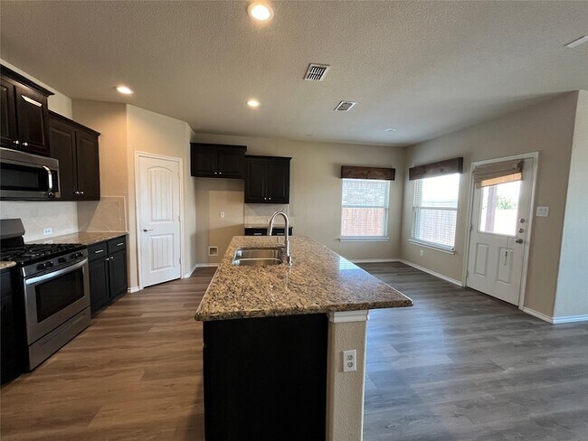 Building Photo - 473 Spring Dr