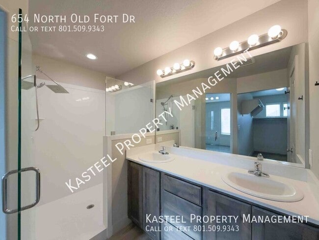 Building Photo - 654 N Old Fort Dr