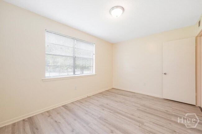 Building Photo - 5340 La Roche Ave