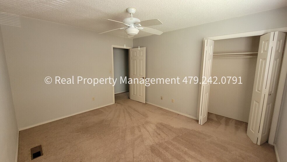 Building Photo - 106 Oak St