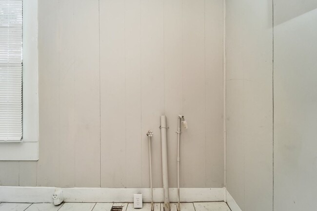 Building Photo - Cozy, Stylish, and Newly Renovated in the ...