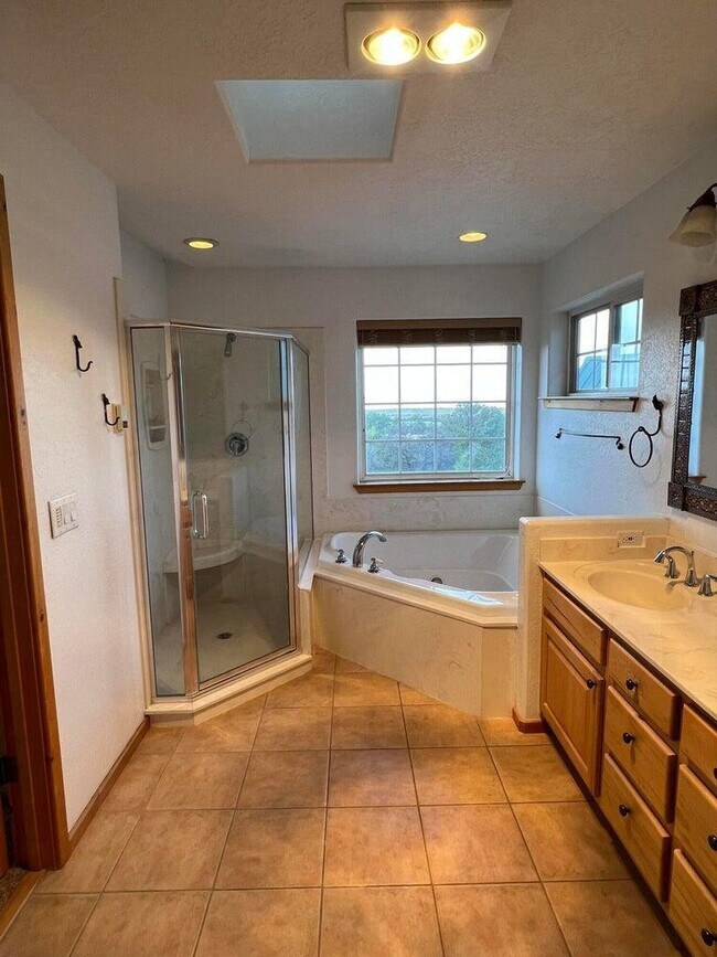 Building Photo - 16 Vista Encantada Dr