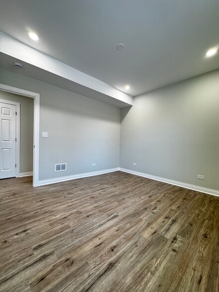 Building Photo - 6807 S Paulina St