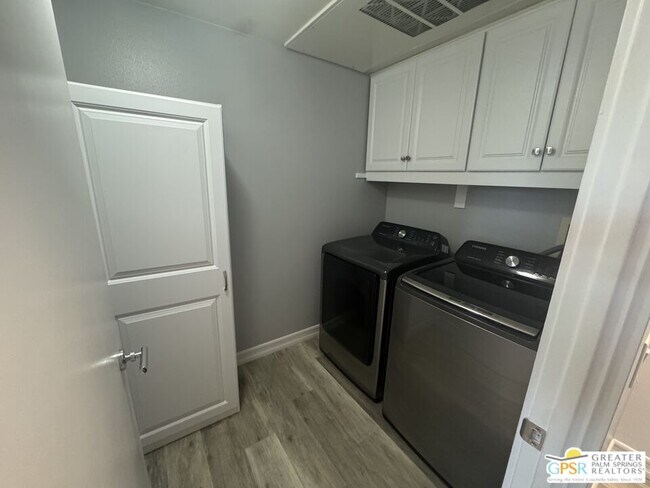 Building Photo - 810 E Palm Canyon Dr