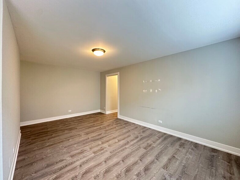 Building Photo - 533 W Surf St