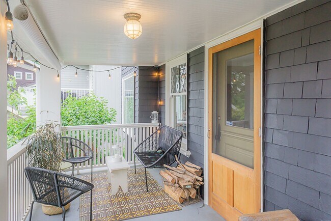 Building Photo - 4bd/2.5ba Seattle Home