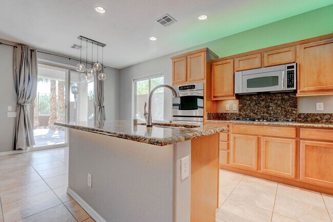 Building Photo - 2589 Chateau Clermont St