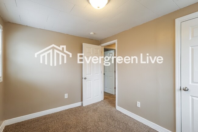 Building Photo - 107 W Leslie Ave