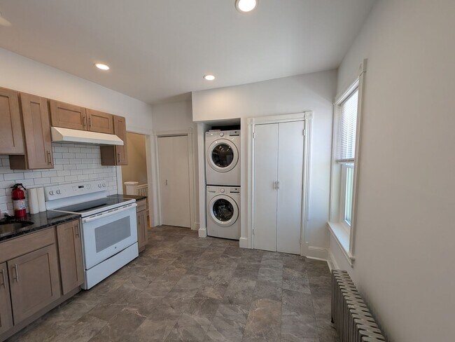 Building Photo - 1105 Queen St