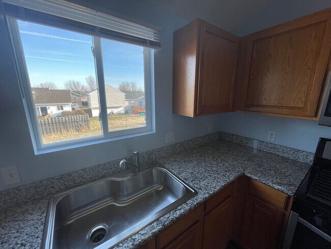 Building Photo - Spacious Home!!