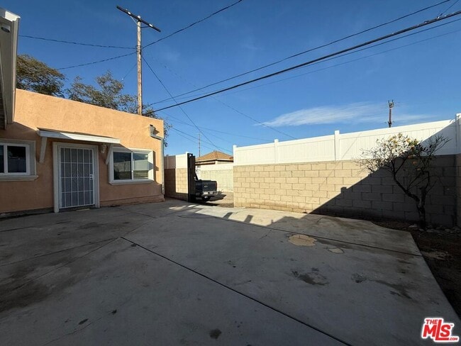 Building Photo - 7632 Kraft Ave