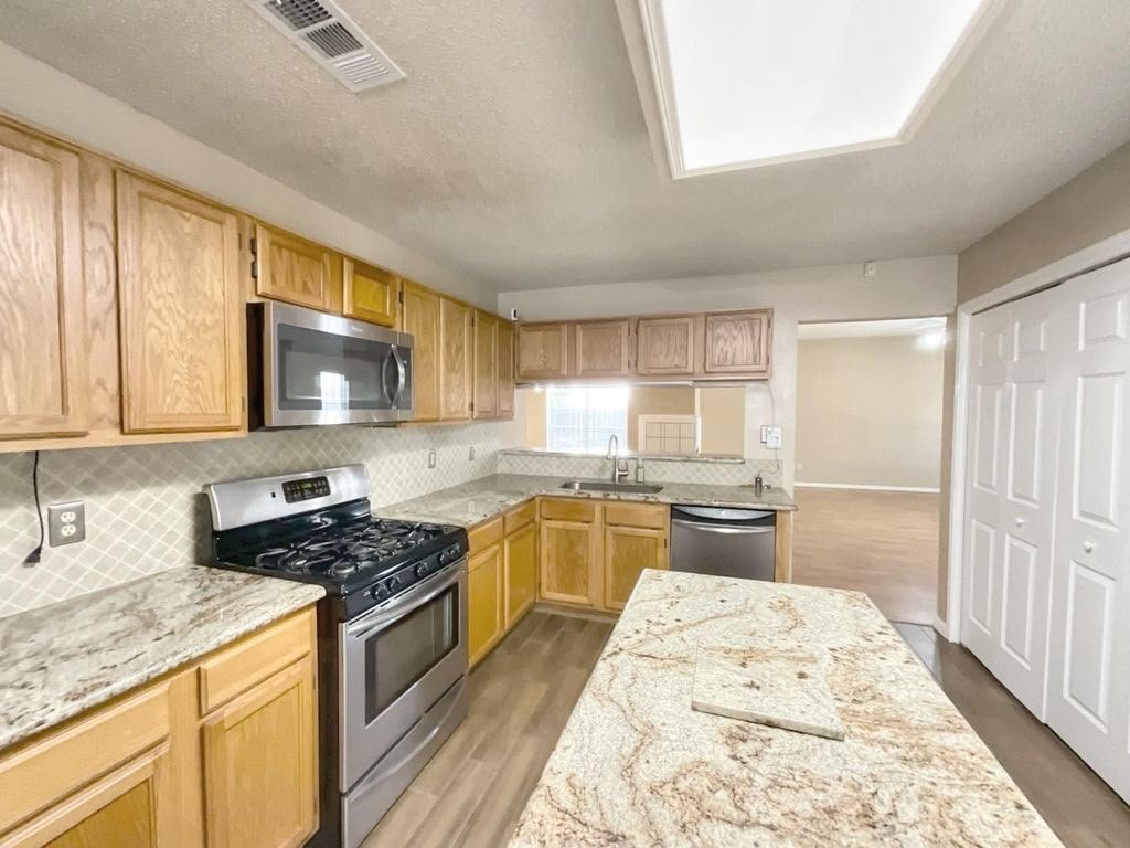 Building Photo - 18083 Holly Forest Dr