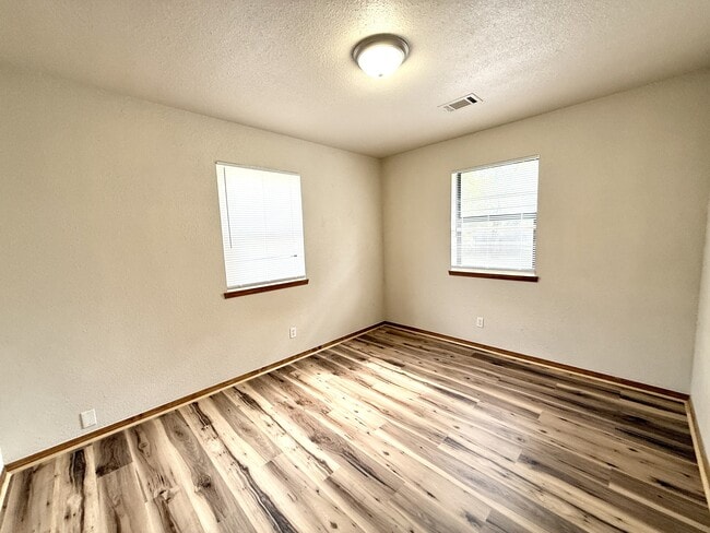 Building Photo - 818 Roff St