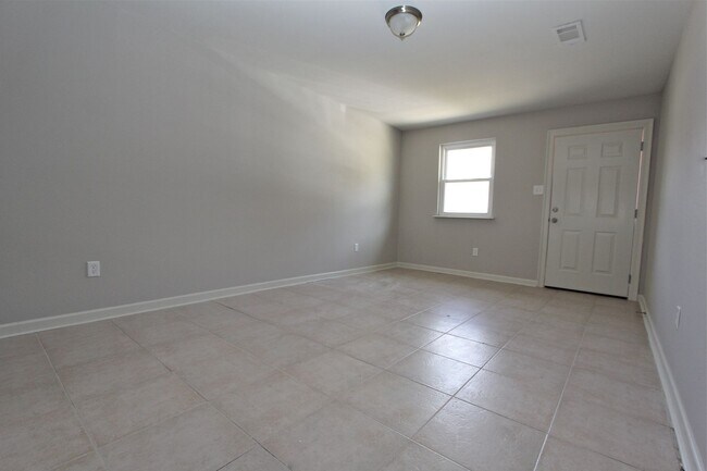 Building Photo - 29195