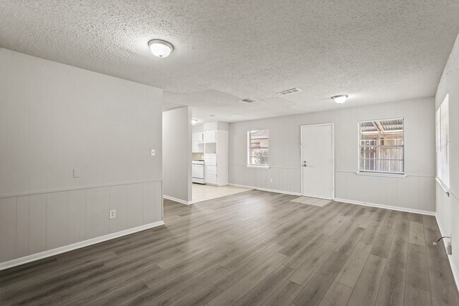 Building Photo - 1802 Mosher Ln