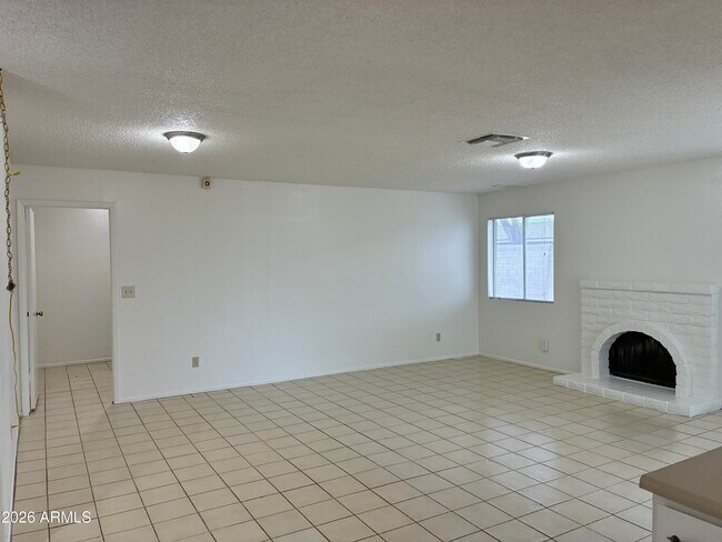 Building Photo - 4831 W Juniper Ave