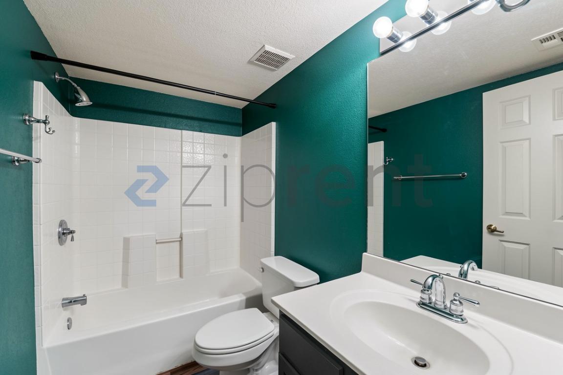Building Photo - Unit 215