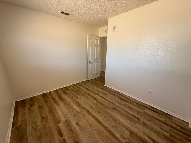 Building Photo - 3711