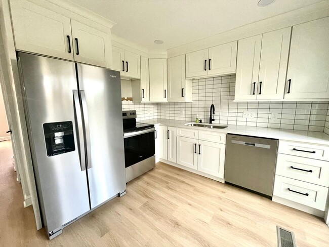 Building Photo - Beautifully Updated 2 Bedroom Townhome in ...