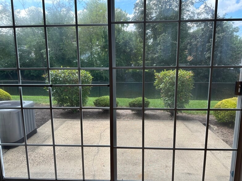 Patio for entertaining - 131 Country Club Dr