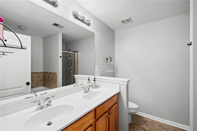 Building Photo - 5227 Whiteoak Ave