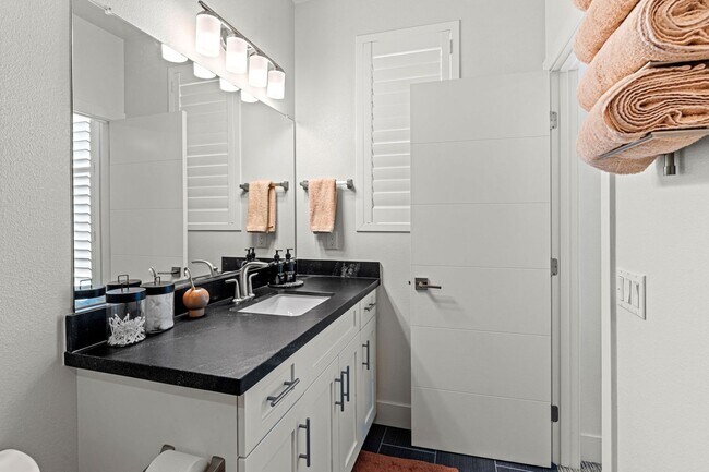 Building Photo - Modern Furnished Townhome in Downtown Napa